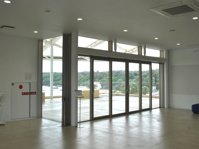 デザインマンホール「沖ツラ」（道の駅ぎのざ）