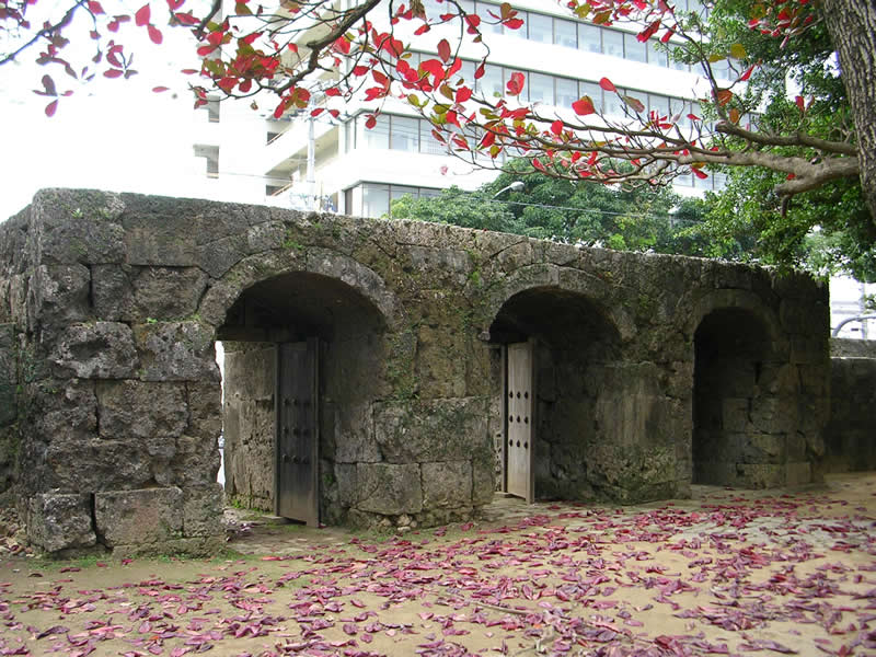 旧崇元寺第一門及び石牆